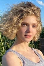 Elena Kampouris
