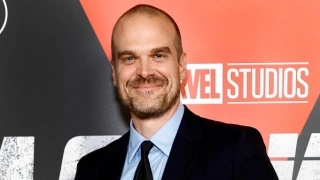 David Harbour, Tommy Wirkola’nın Yöneteceği Violent Night Filminin Başrolünde Yer Alacak